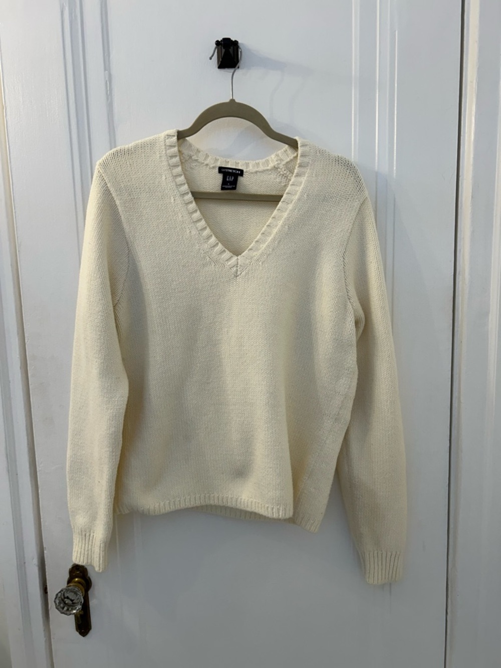 GAP Women's V-Neck Sweater in Cream